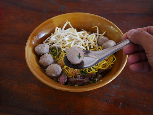 sopa de fideos de carne y verdura