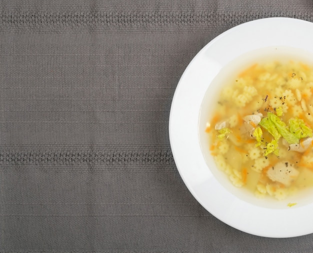 Sopa de fideos casera con carne de pollo