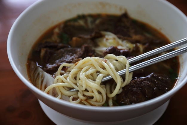 Sopa de fideos chinos con ternera