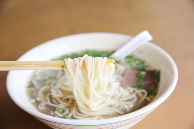 Sopa de fideos chinos