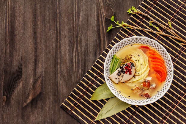 Sopa de fideos coreanos con pollo ahumado y verduras. Plato picante caliente para una comida saludable