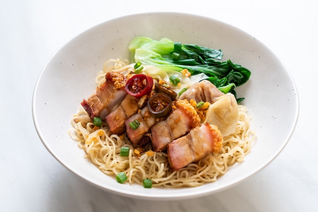 sopa de fideos de huevo con panceta de cerdo crujiente y wonton