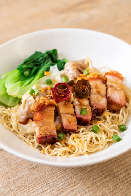 sopa de fideos de huevo con panceta de cerdo crujiente y wonton