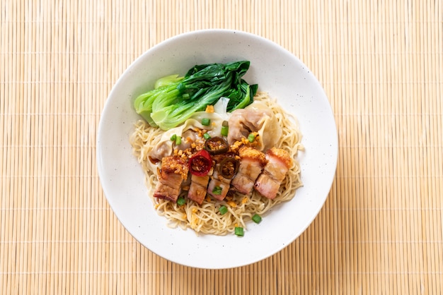 sopa de fideos de huevo con panceta de cerdo crujiente y wonton