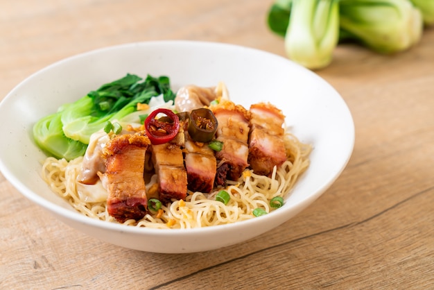 sopa de fideos de huevo con panceta de cerdo crujiente y wonton