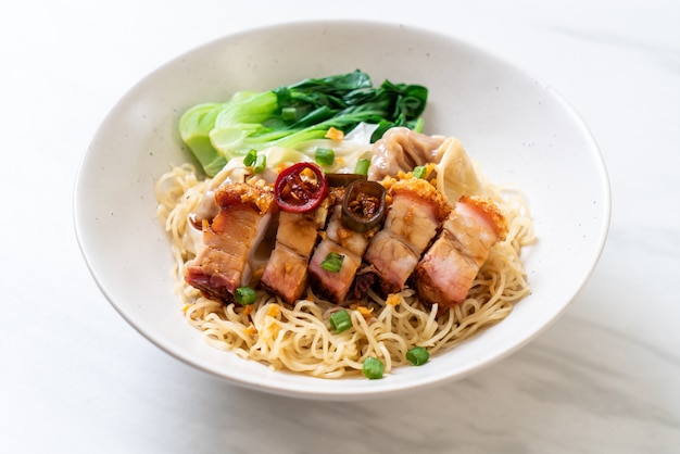 sopa de fideos de huevo con panceta de cerdo crujiente y wonton