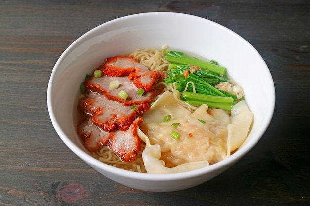 Sopa de fideos de huevo y wonton de cerdo asado con verduras