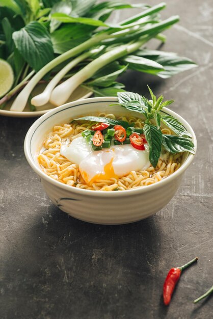 Sopa de fideos instantáneos poner huevo y verduras