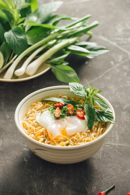 Sopa de fideos instantáneos poner huevo y verduras