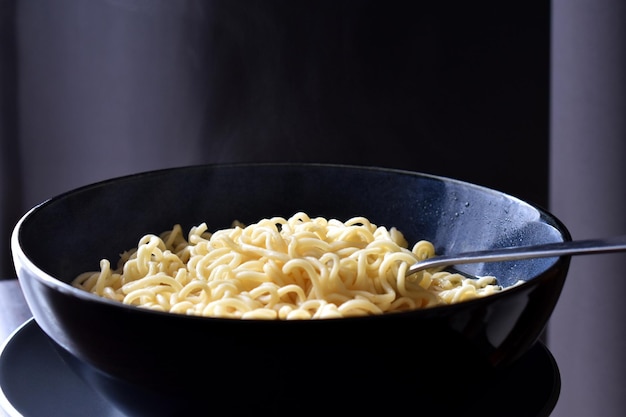 Sopa de fideos instantáneos en un tazón