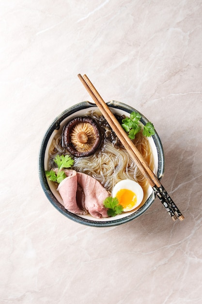 Sopa de fideos japonesa