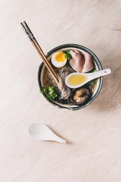 Sopa de fideos japonesa