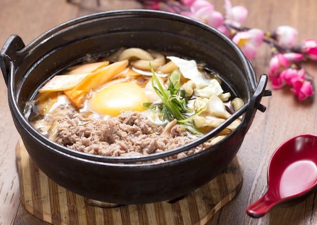 Sopa de fideos japoneses en un tazón