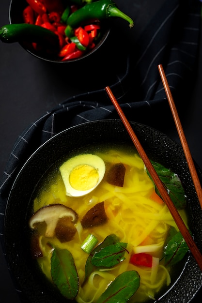 Sopa de fideos orientales en un restaurante