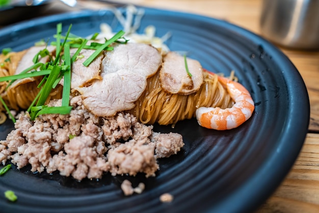 Sopa de fideos de Phnom Penh con sopa de hueso