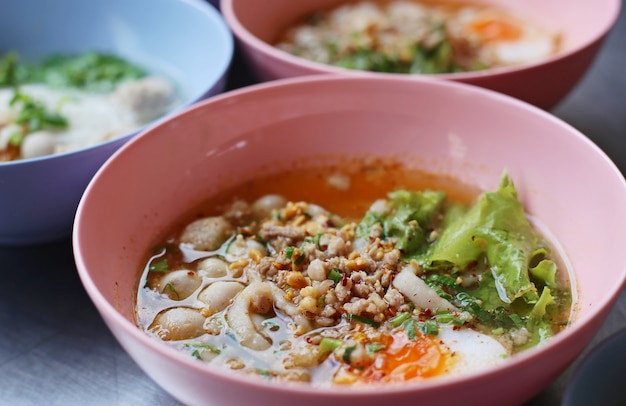 Sopa de fideos picante, sopa de fideos, fideos de bola de pescado.