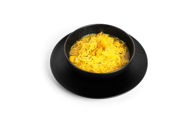 Sopa de fideos con pollo aislada.