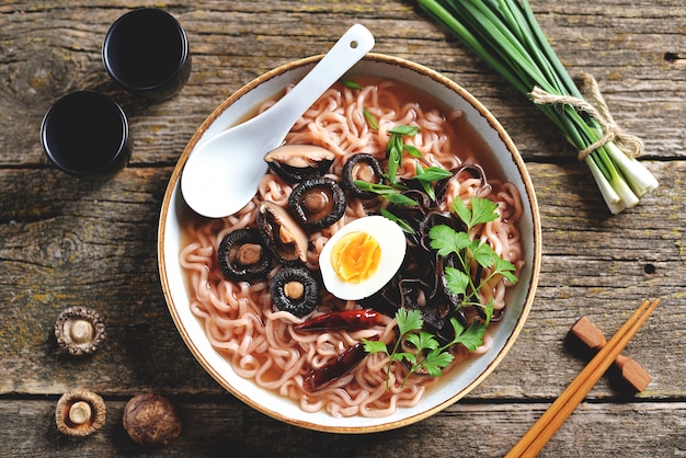 Sopa de fideos ramen asiática con champiñones