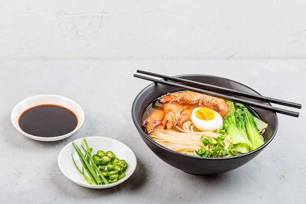 Sopa de fideos ramen asiáticos en un tazón