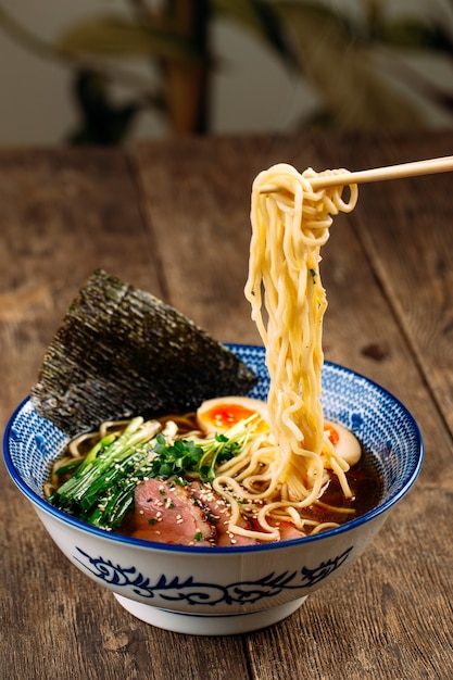 Sopa de fideos ramen con pastrami y huevos de ajitama