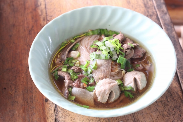 sopa de fideos de ternera tailandesa