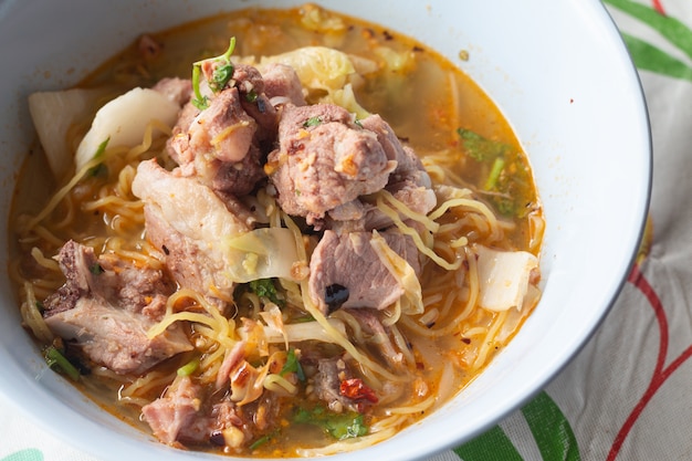 Sopa de fideos Tom Yum Thai picante