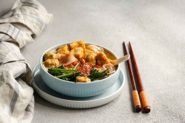 Sopa de fideos tradicionales vietnamitas Canh Bun