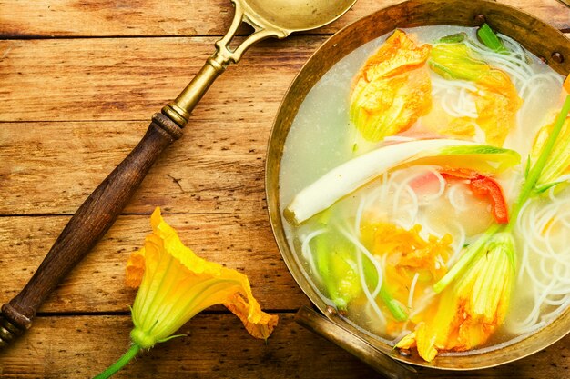 Sopa de fideos vegana con flores de calabacín