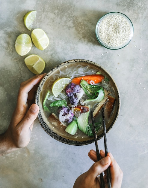 Sopa de fideos vegana con tofu idea de receta de fotografía de comida