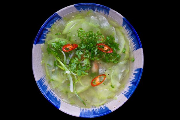 Sopa de fideos vietnamita pho con verduras