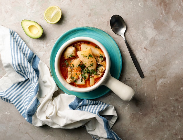 Foto sopa francesa hecha de callos en cubitos