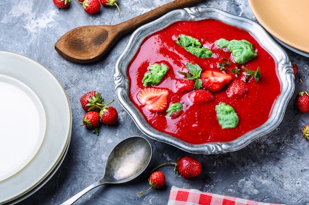 Sopa de fresas de verano