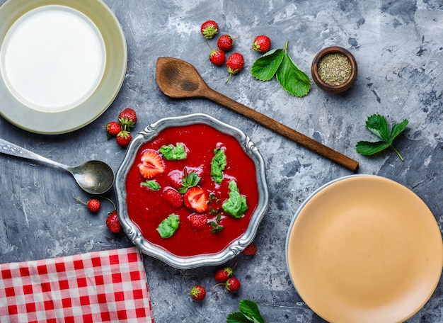 Sopa de fresas de verano