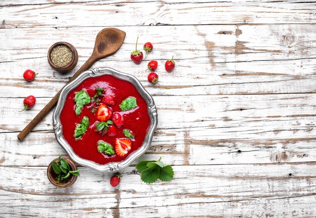 Sopa de fresas de verano