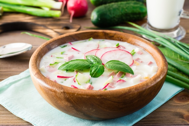 Sopa fria com vegetais, ervas e kefir