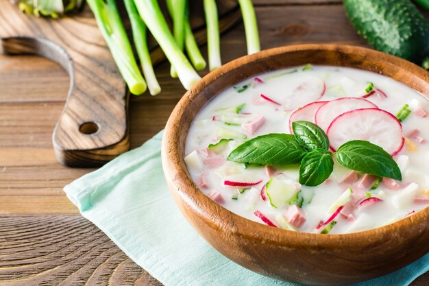 Sopa fria com vegetais, ervas e kefir