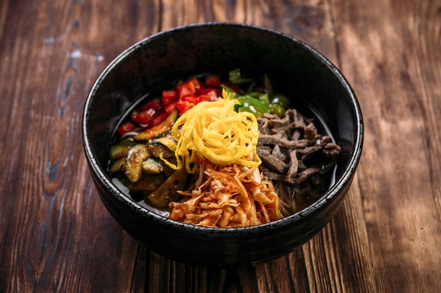 Sopa fría coreana kuksi con verduras y carne de res