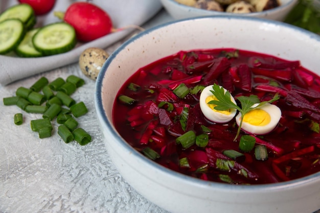 Sopa fria de beterraba com legumes ovos ervas Cozinha tradicional Comida saudável Comida vegetariana