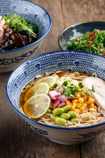 Sopa fria de macarrão ramen com frango