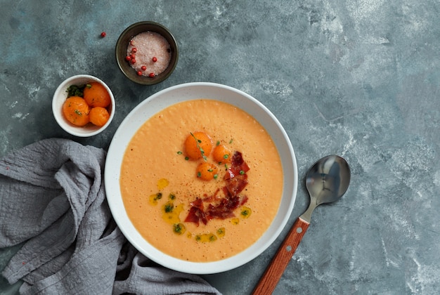 Sopa fria de melão, com jamon, típica espanhola