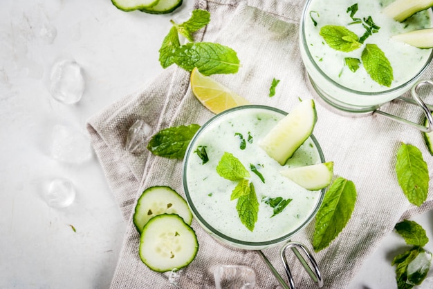 Sopa fria de pepino, abacate, com ervas e hortelã