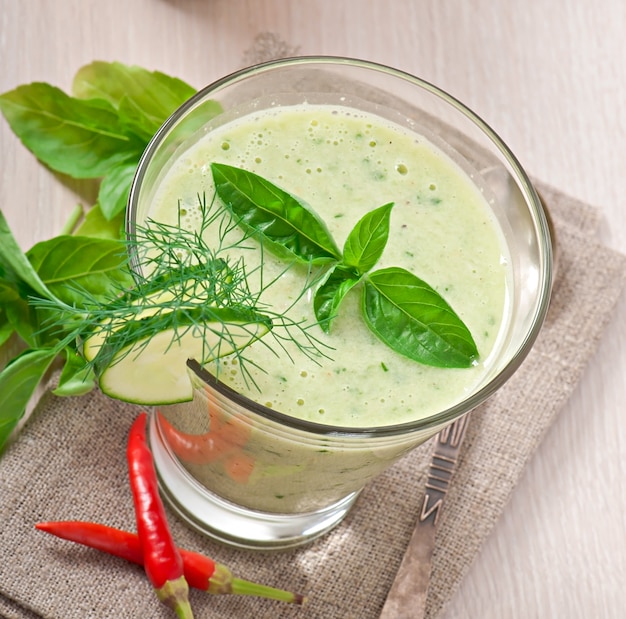 Sopa fria de pepino com manjericão