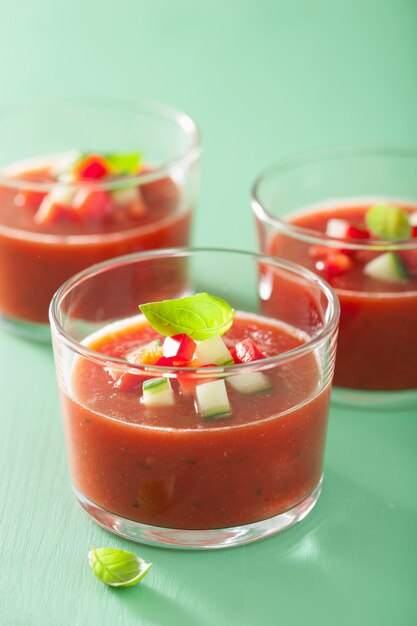 Sopa fria de tomate gaspacho em copos