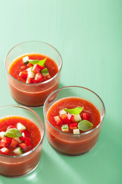 Sopa fria de tomate gaspacho em copos