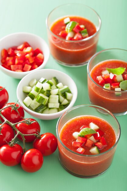 Sopa fria de tomate gaspacho em copos