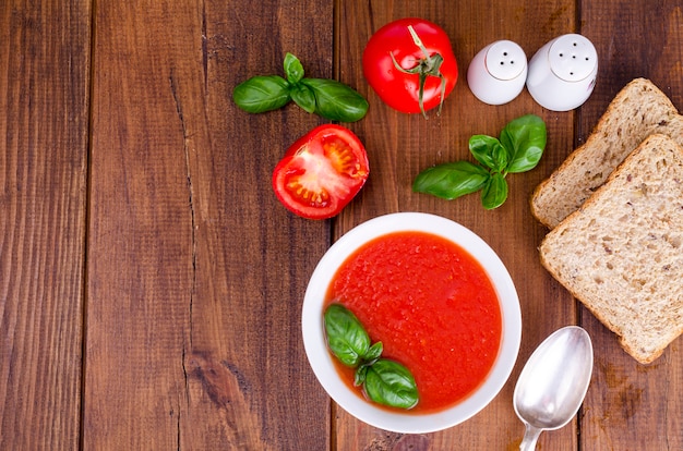 Sopa fria de tomate na superfície de madeira