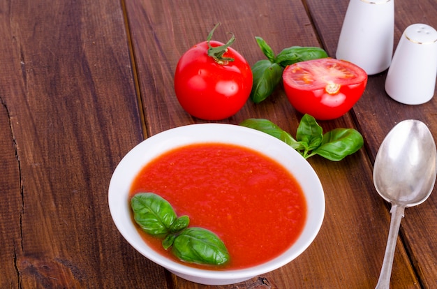 Sopa fria de tomate na superfície de madeira