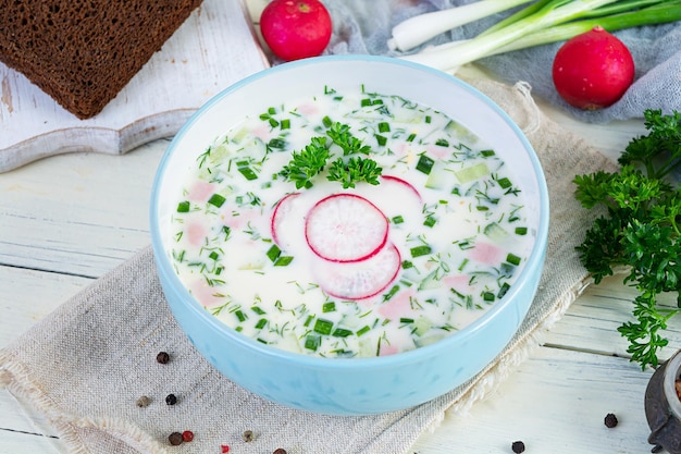 Sopa fria de verão com iogurte e legumes Sopa fria tradicional russa okroshka