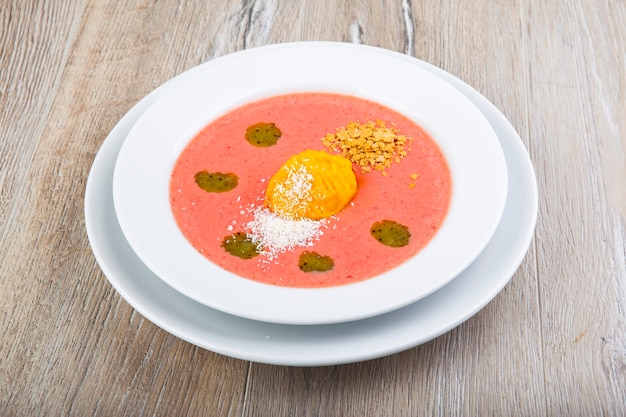 sopa fría de fresas con helado