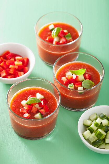 Foto sopa fría de gazpacho en vasos